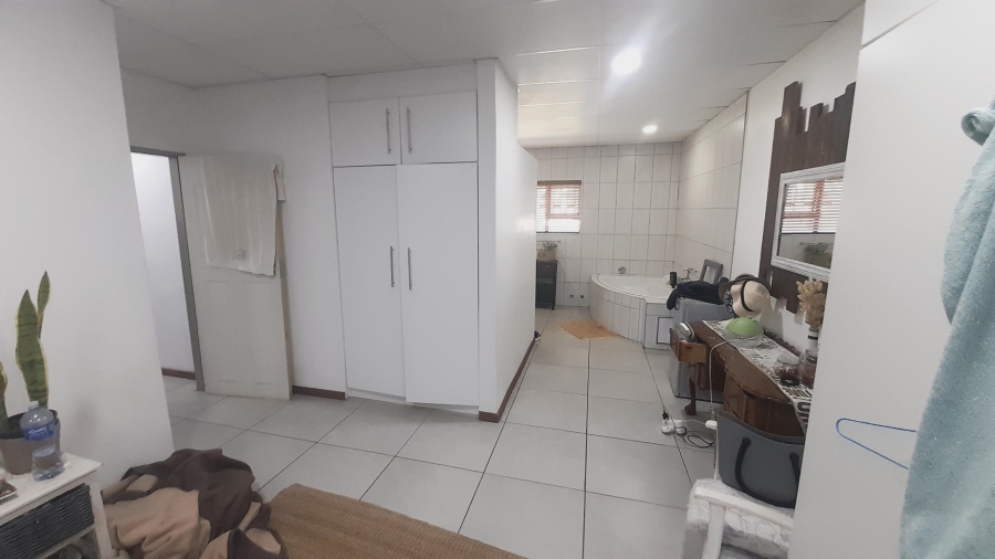 6 Bedroom Property for Sale in Kameeldrift-Wes North West